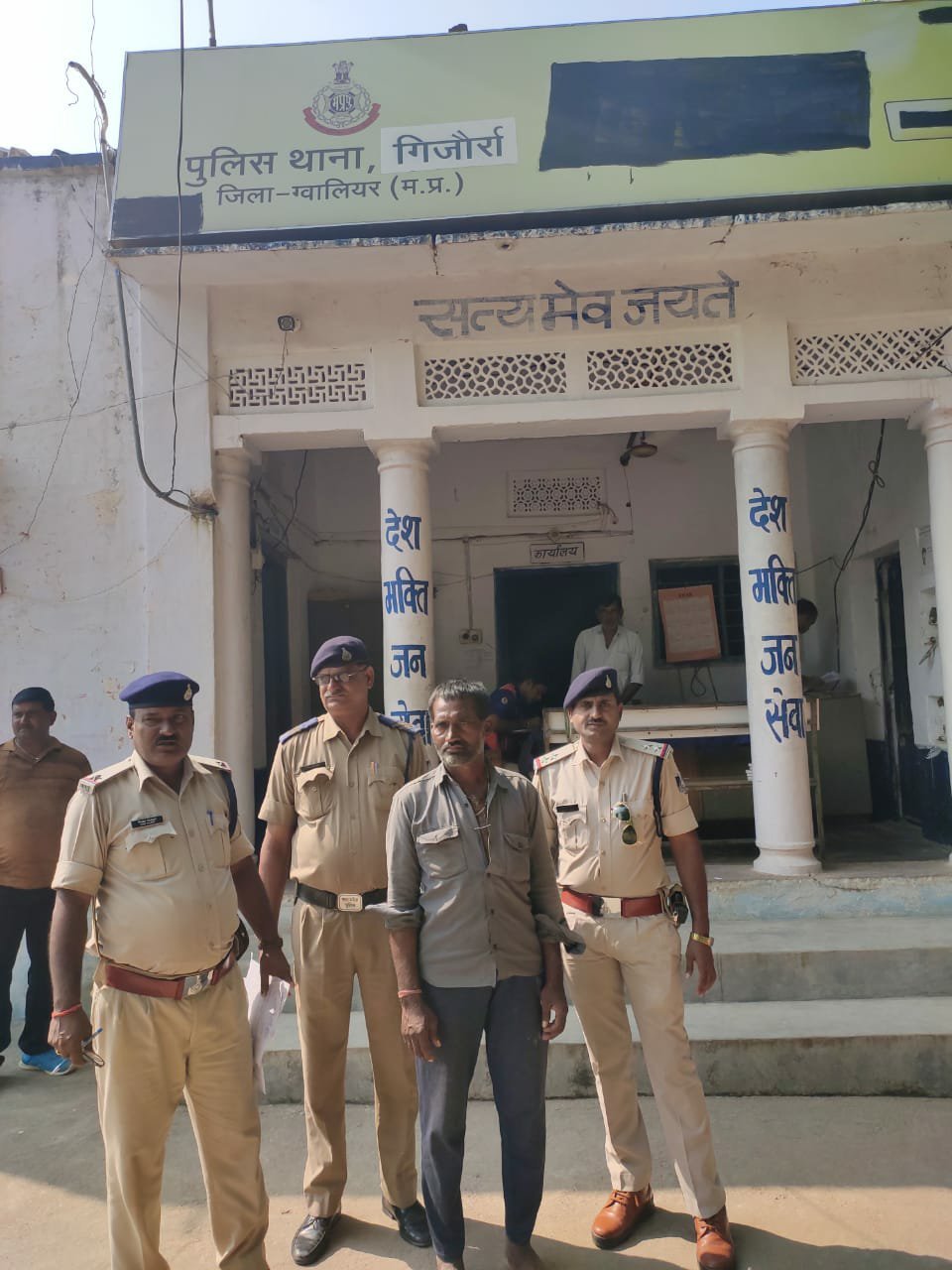 न्यायालय के गिरफ्तारी वारंट पर पुलिस ने फरार आरोपी को किया गिरफ्तार | New India Times