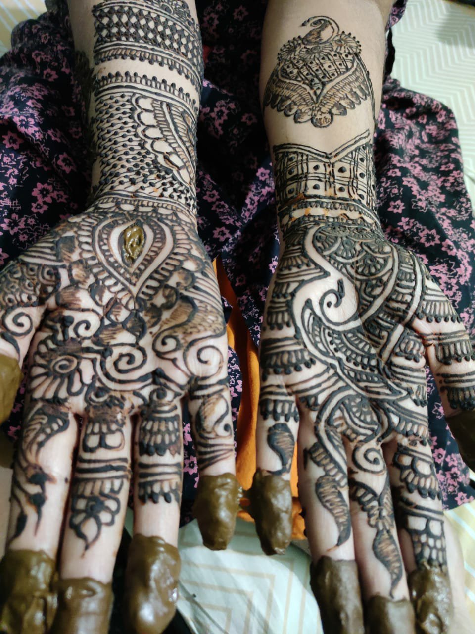 चांद के दीदार कर पति की पूजा की फिर किया अन्न जल ग्रहण, पति की लंबी उम्र के लिए रखा करवा चौथ का व्रत | New India Times