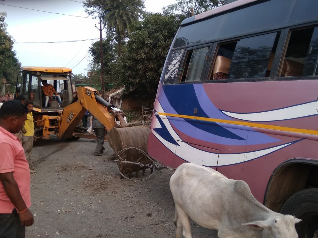 बरकोटी ट्रेवल्स की बस डायवर्सन रूट पर अनियंत्रित होकर नाले में घुसी, बाल-बाल बचे बस यात्री | New India Times