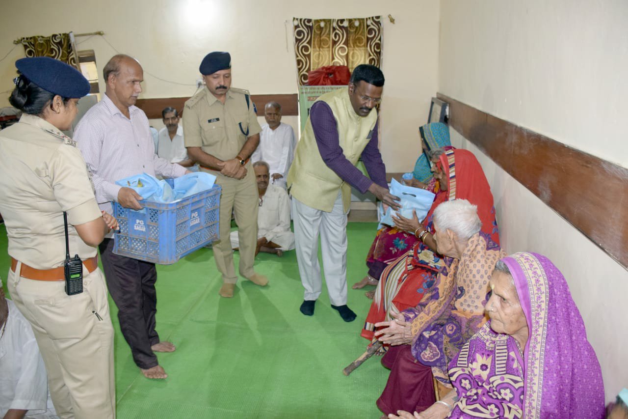 वृद्धाश्रम पहुंच अतिरिक्त पुलिस महानिदेशक जी. जनार्दन और सागर पुलिस अधीक्षक अमित सांघी ने बांटे फल एवं किया वृक्षारोपण | New India Times
