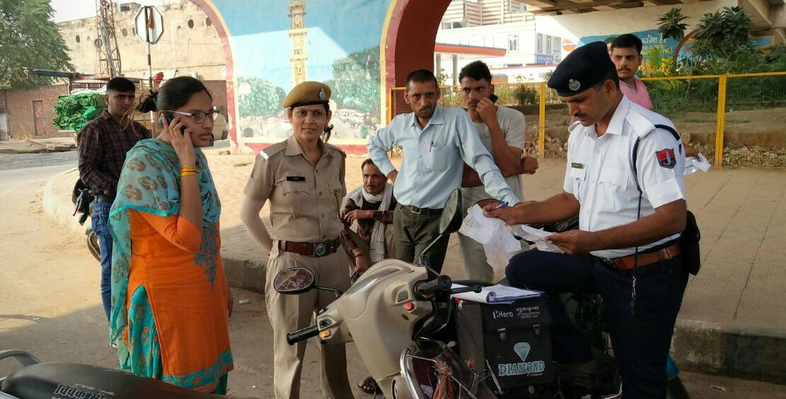 महिला पुलिसकर्मियों ने यातायात नियमों का पालन न करने वाली युवतियों व महिलाओं के भी काटे चालान | New India Times