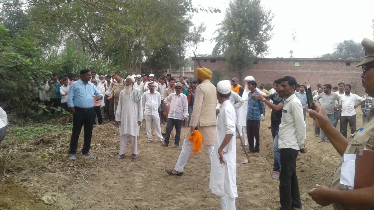 कलेक्टर के आदेश पर कब्र से शव निकलवा कर री-पोस्टमार्टम को भेजा | New India Times