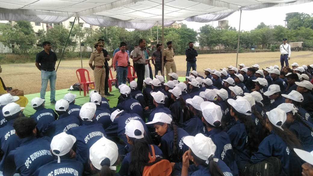 स्टूडेंट पुलिस कैडेट योजना के तहत विद्यार्थियों को दी गई पुलिस की कार्यप्रणाली की जानकारी | New India Times