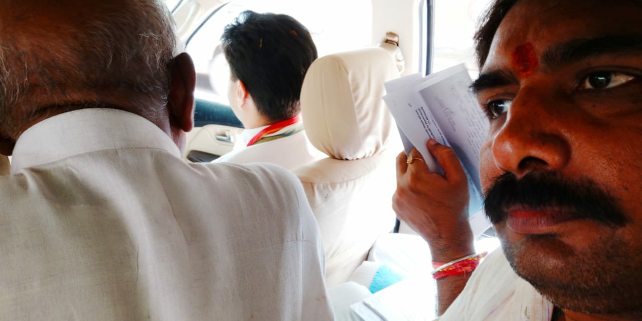 श्रीमंत सिंधिया ने सफाई दूत सत्येन्द्र शर्मा को गाड़ी में बैठा कर दी अच्छे कार्यों के लिए बधाई | New India Times