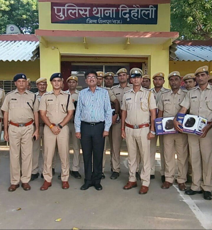 सड़क सुरक्षा अभियान के तहत पुलिस अधीक्षक श्री मृदुल कच्छावा ने अनूठा प्रयोग करते हुए कलेक्टर के साथ पुलिस कर्मियों को किया हेल्मेट वितरित | New India Times