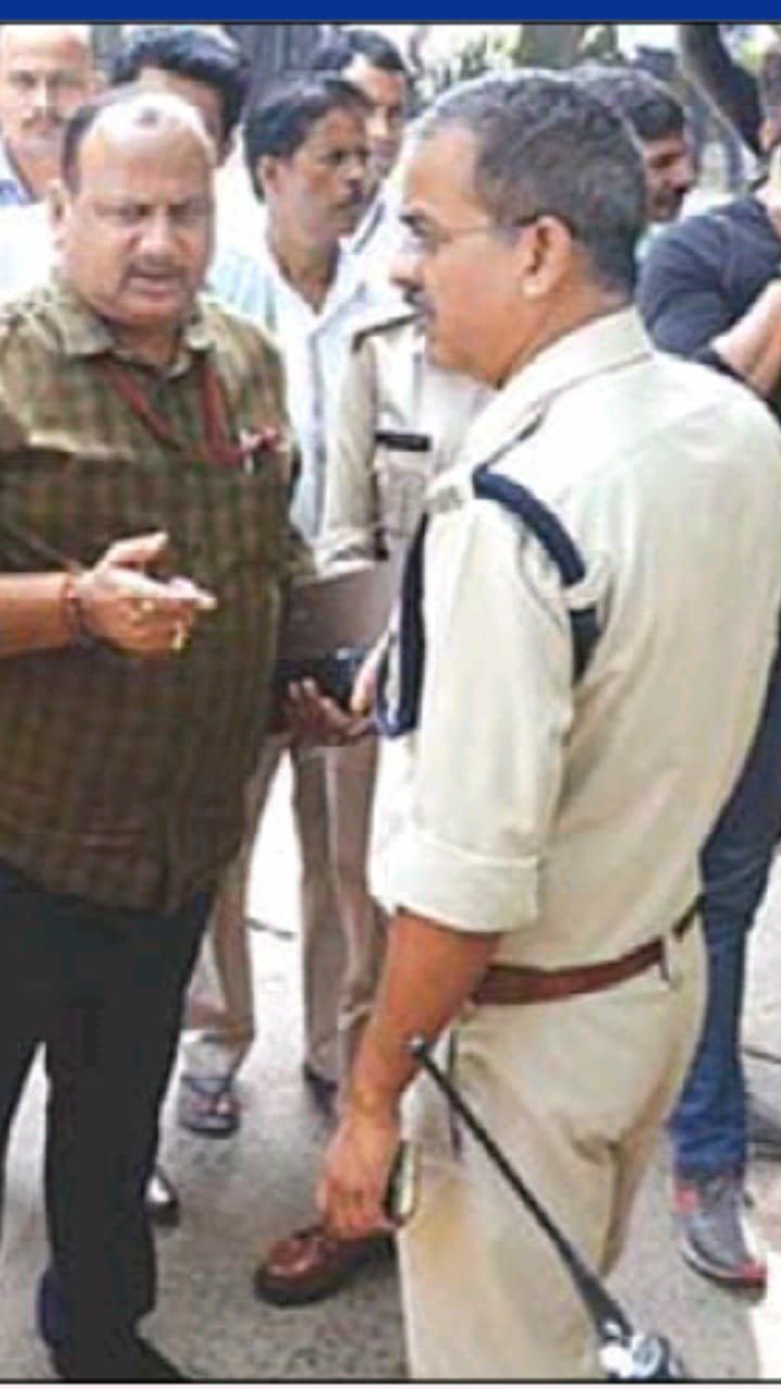 ग्वालियर के विश्वविद्यालय थाना क्षेत्र में बैंक में पैसे जमा करने जा रहे गैस एजेंसी मुनी को दिनदहाड़े गोली मारकर बदमाशों ने की लाखों की लूट | New India Times