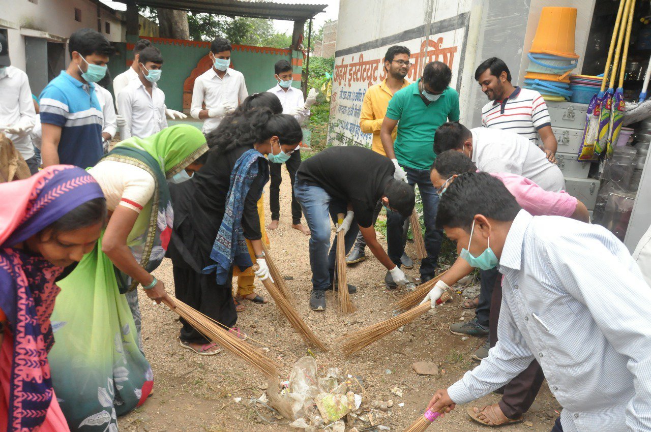 झाबुआ जिला के झकनावदा में स्वच्छता अभियान को लेकर निकाली गई रैली, समाजसेवियों ने प्रशिक्षु अधिकारियों का साफा बांधकर किया सम्मान | New India Times