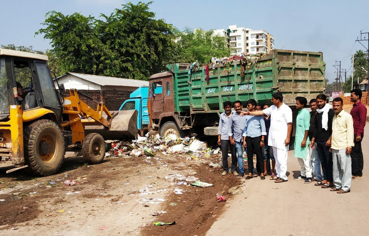 सफाई दूत सत्येन्द्र शर्मा ने सफाई नायकों का किया सम्मान, मिठाई- आतिशबाजी बांट कर सभी को दी दीपावली की शुभकामनाएं | New India Times