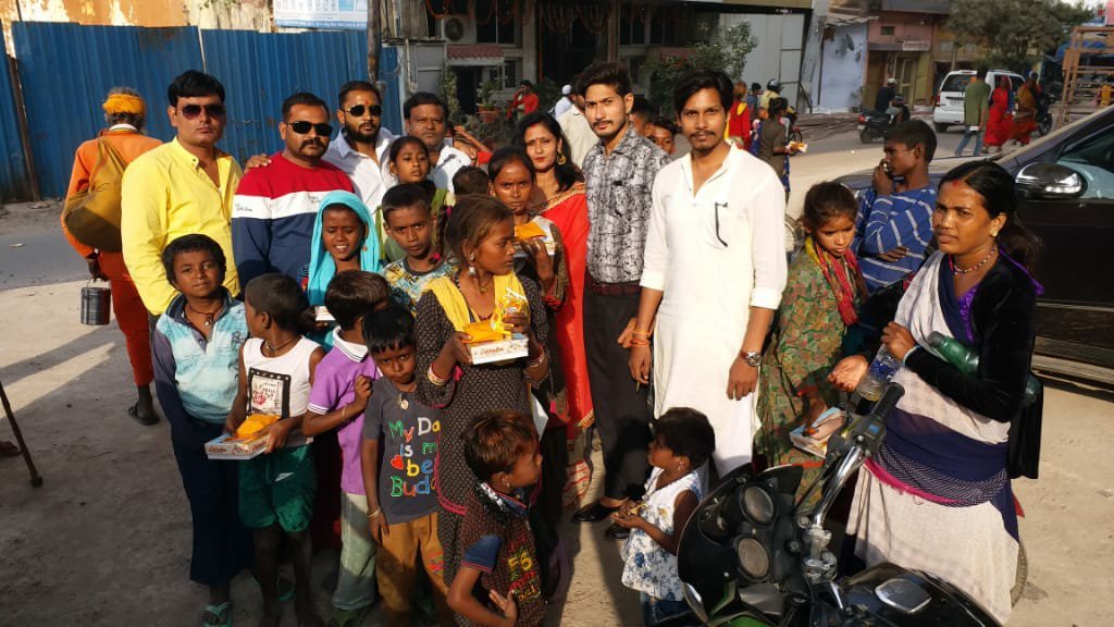 रानी लक्ष्मी बाई क्रांतिकारी पार्टी और "एक प्रयास" समाज सेवी संगठन ने गरीब बच्चों के साथ मनाई दिवाली, गरीब बच्चों के बीच पहुुंचकर बांटी मिठाई व खाने के पैकेट | New India Times