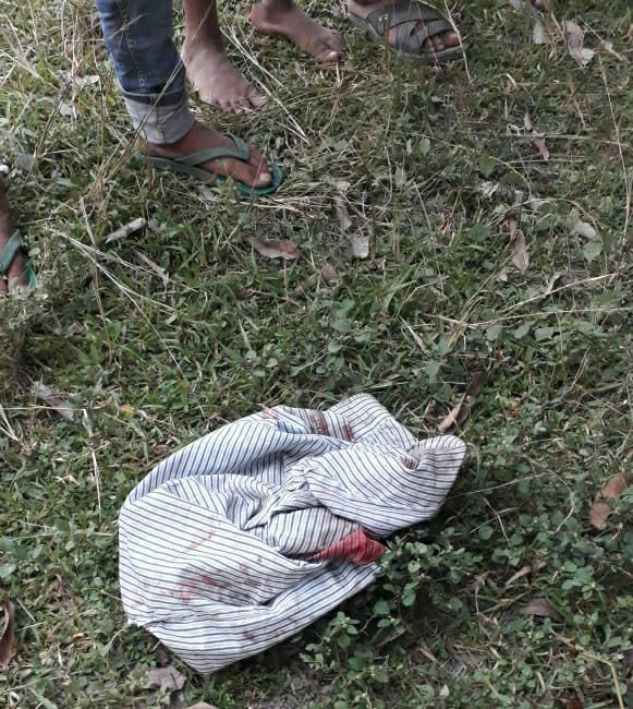 ढोंगी बाबा ने एक 28 वर्षीय युवक का गला रेतकर किया हत्या करने का प्रयास, युवक के चीखने पर मदद को दौड़े आसपास के लोग, पुलिस ने तथाकथित बाबा को लिया हिरासत में | New India Times