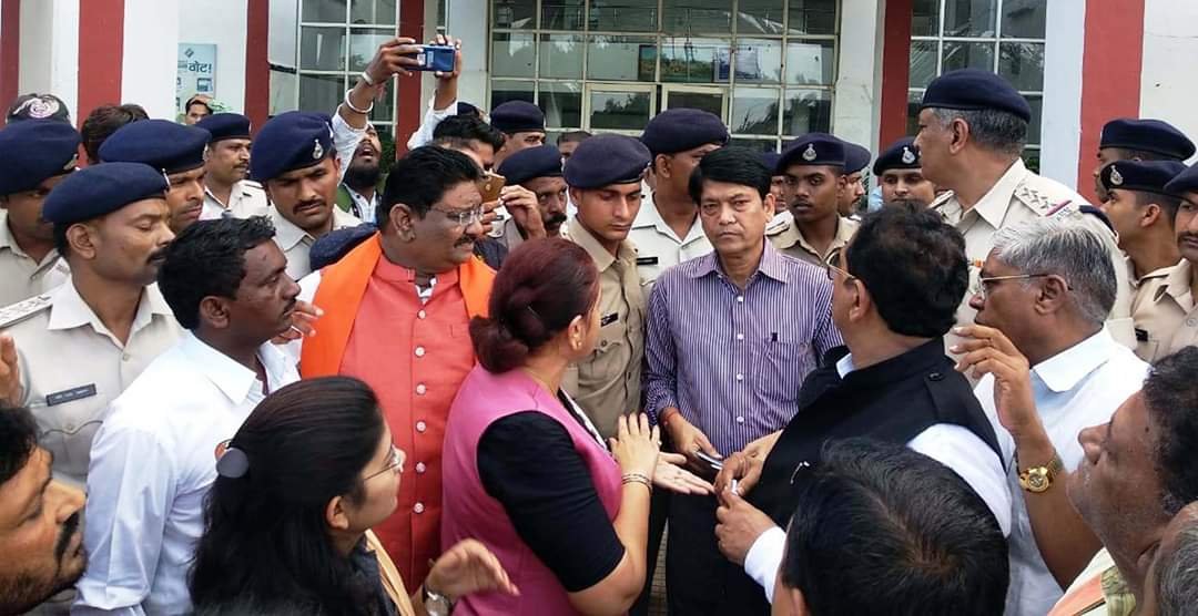 भाजपा की प्रदेश व्यापी किसान आक्रोशित रैली में शासन और प्रशासन पर जमकर बरसे भाजपा नेता, धारा 144 की खिलाफवर्ज़ी करके कलेक्टर को दिया ज्ञापन | New India Times