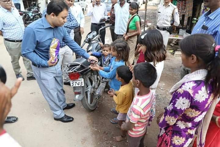 कलेक्टर अनुराग चौधरी और कैबिनेट मंत्री प्रदुमन सिंह के प्रयासों से गरीबी के कारण पढ़ाई से वंचित बच्चे भी अब जायेगें स्कूल: एसपी नवनीत भसीन | New India Times
