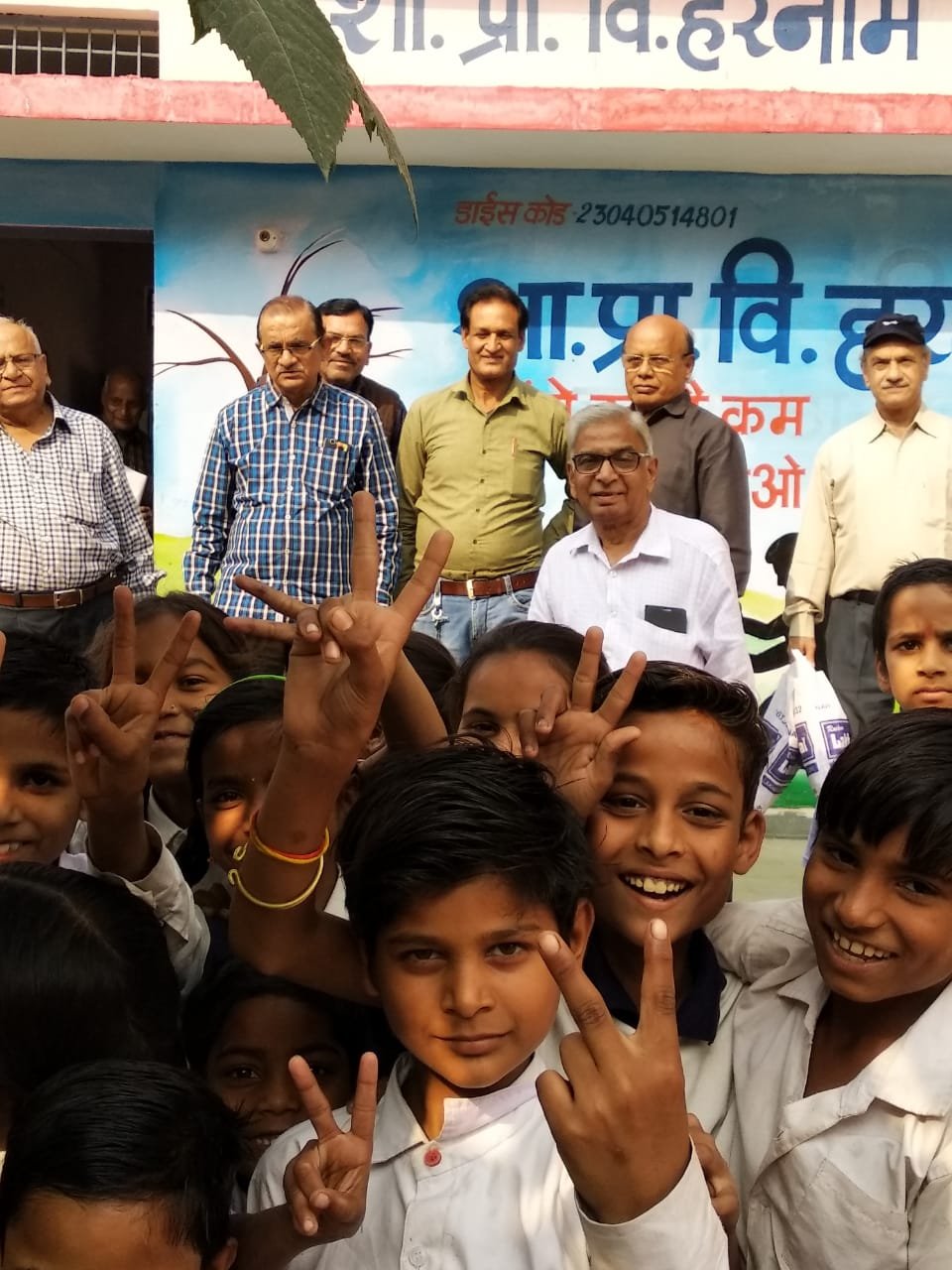 आगाह सोशल सोसायटी ने छात्रों में बांटे स्वेटर, स्वेटर पाकर बच्चों के खिले चेहरे | New India Times