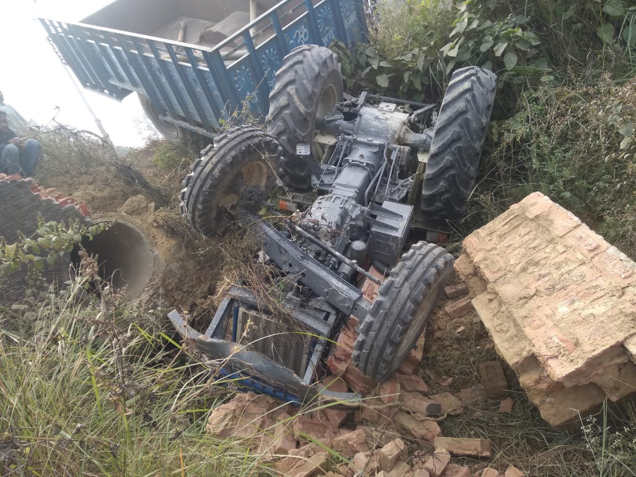 अनियंत्रित ट्रैक्टर-ट्राली पुलिया को तोड़ते हुए खाई में पलटी, ट्रैक्टर-ट्राली में सवार लोग बाल-बाल बचे | New India Times