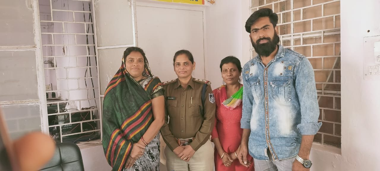 कांग्रेस कमेटी मेघनगर ने किया नवागत थाना प्रभारी श्रीमती कौशल्या चौहान का स्वागत | New India Times