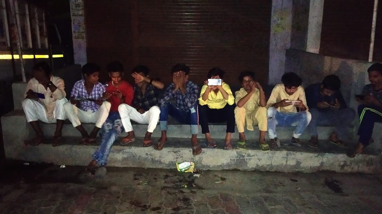 जिन हाथों में कलम व किताब होनी चाहिए उन हाथों में नजर आ रहे हैं मोबाइल फोन??? | New India Times