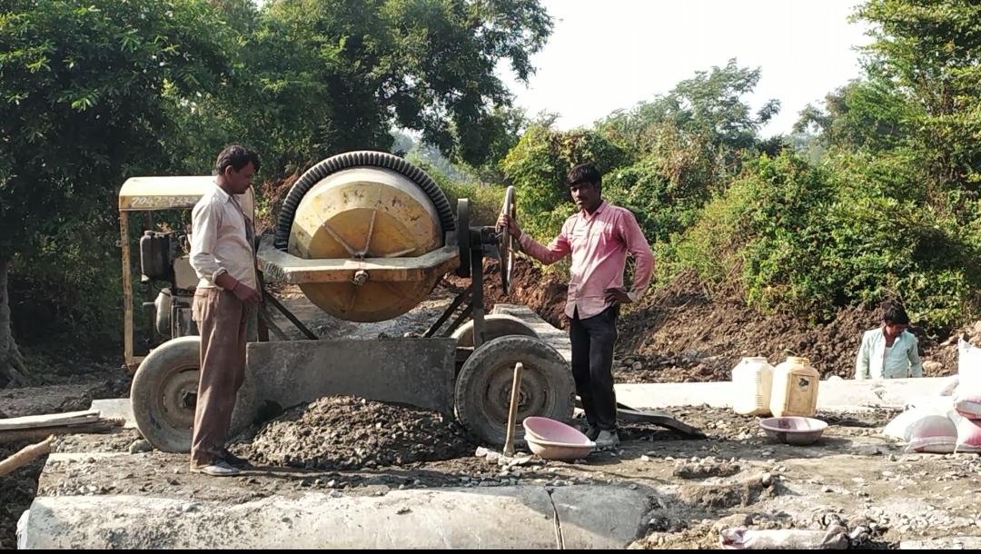 कैबिनेट मंत्री के क्षेत्र के ग्राम पंचायत चिरचिटा सुखजू के नाबालिग बच्चों से कराया जा रहा काम, बालश्रम कानून की उड़ रही हैं धज्जियां | New India Times
