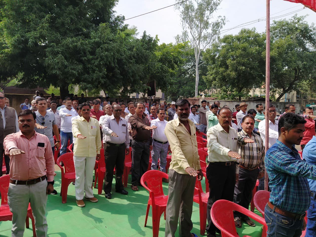 मध्यप्रदेश के स्थापना दिवस पर झंडा फहरा कर तिरंगे को दी गई सलामी 2 मध्यप्रदेश के स्थापना दिवस पर झंडा फहरा कर तिरंगे को दी गई सलामी | New India Times