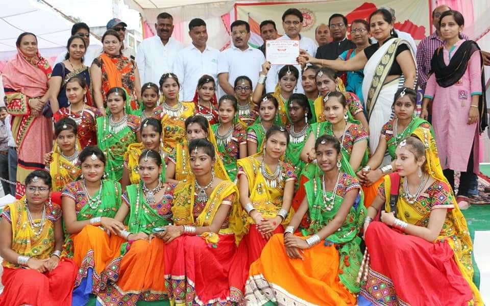 हर्षोल्लास के साथ मनाया गया मप्र राज्य का स्थापना दिवस, कलेक्टर ने फ़हराया राष्ट्रध्वज, स्कूली छात्र-छात्राओं ने दी शानदार प्रस्तुति 2 हर्षोल्लास के साथ मनाया गया मप्र राज्य का स्थापना दिवस, कलेक्टर ने फ़हराया राष्ट्रध्वज, स्कूली छात्र-छात्राओं ने दी शानदार प्रस्तुति | New India Times