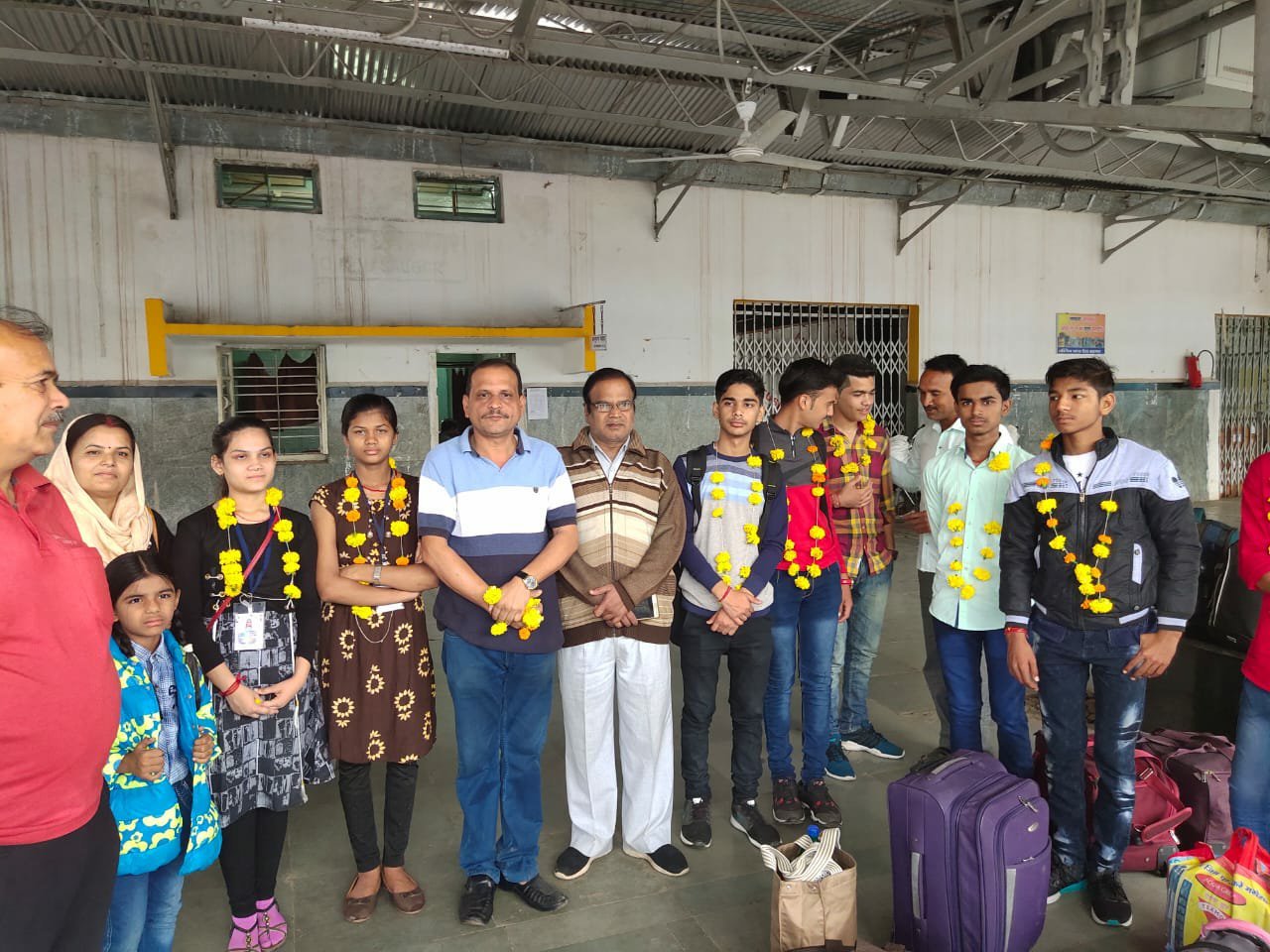 विज्ञान मेले में शामिल होने विद्यार्थियों का दल कलकत्ता के लिए हुआ रवाना | New India Times