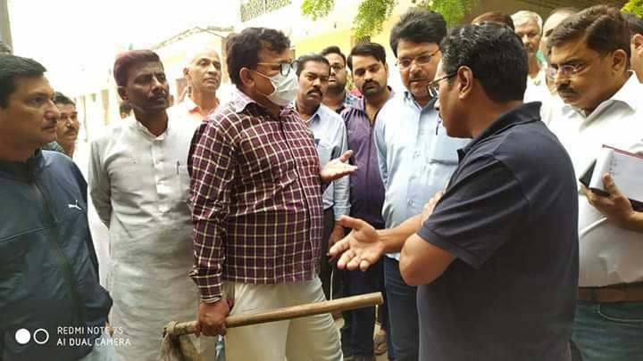 सफाई व्यवस्था में लापरवाही करने वाले अधिकारी व कर्मचारी हुए निलंबित, खाद्य मंत्री श्री प्रद्युम्न सिंह तोमर सफाई के लिए स्वयं नाले में उतरे | New India Times