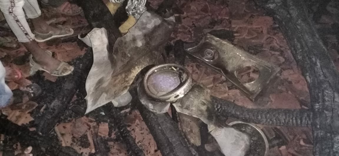 गैस सिलेंडर में अचानक गैस रिसाव से विस्फोट, तीन घरों में लगी आग से घरेलू सामान नगदी व ज़ेवर हुए जल कर राख 2 गैस सिलेंडर में अचानक गैस रिसाव से विस्फोट, तीन घरों में लगी आग से घरेलू सामान नगदी व ज़ेवर हुए जल कर राख | New India Times