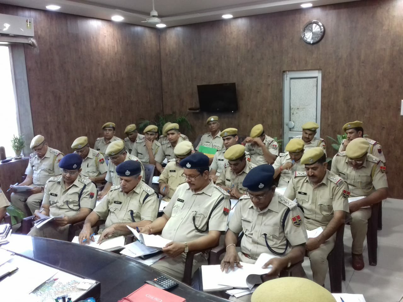 पुलिस अधीक्षक मृदुल कच्छावा ने अपराध गोष्ठी में जिले के पुलिस अधिकारियों को अपराधों की रोकथाम एवं अपराधियों के खिलाफ सख्त कार्यवाही के दिए दिशा-निर्देश 2 पुलिस अधीक्षक मृदुल कच्छावा ने अपराध गोष्ठी में जिले के पुलिस अधिकारियों को अपराधों की रोकथाम एवं अपराधियों के खिलाफ सख्त कार्यवाही के दिए दिशा-निर्देश | New India Times