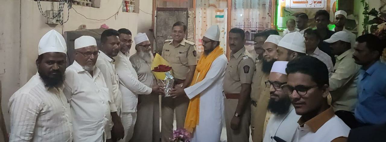 ईद-ए-मिलादुन्नाबी के मौके पर जुलूस न निकलने पर धुले जिला पुलिस की ओर से सीरत कमेटी के जिम्मेदारों को पुष्पगुच्छ देकर किया गया अभिनंदन 2 ईद-ए-मिलादुन्नाबी के मौके पर जुलूस न निकलने पर धुले जिला पुलिस की ओर से सीरत कमेटी के जिम्मेदारों को पुष्पगुच्छ देकर किया गया अभिनंदन | New India Times