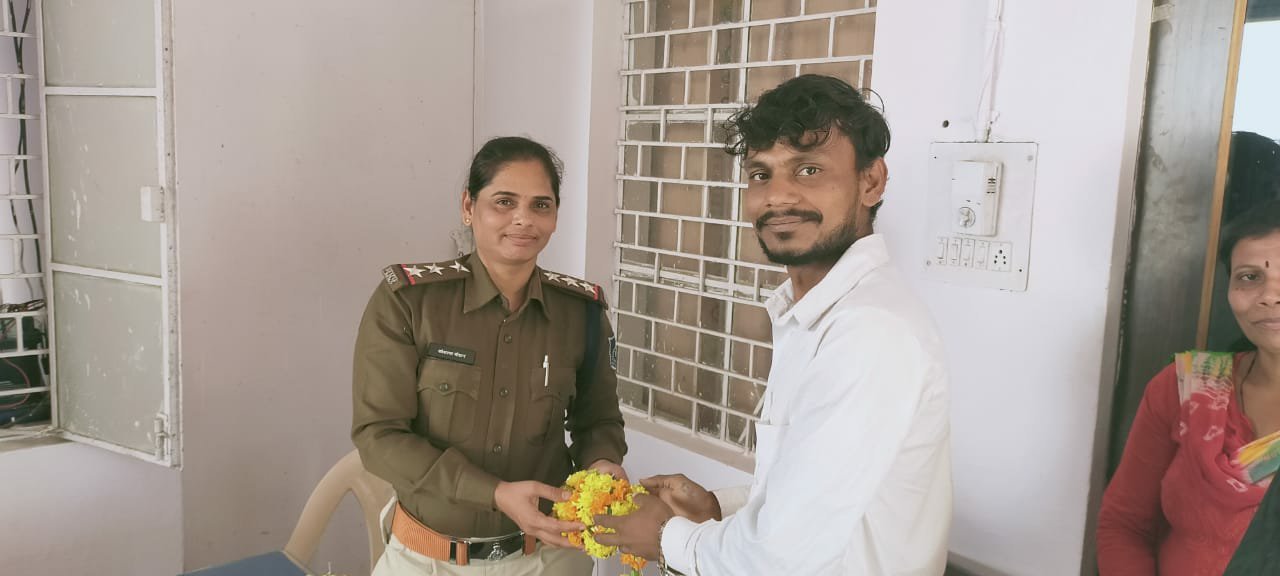 कांग्रेस कमेटी मेघनगर ने किया नवागत थाना प्रभारी श्रीमती कौशल्या चौहान का स्वागत | New India Times