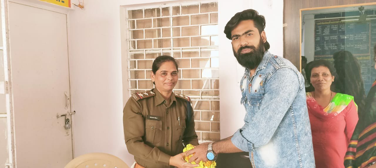 कांग्रेस कमेटी मेघनगर ने किया नवागत थाना प्रभारी श्रीमती कौशल्या चौहान का स्वागत | New India Times