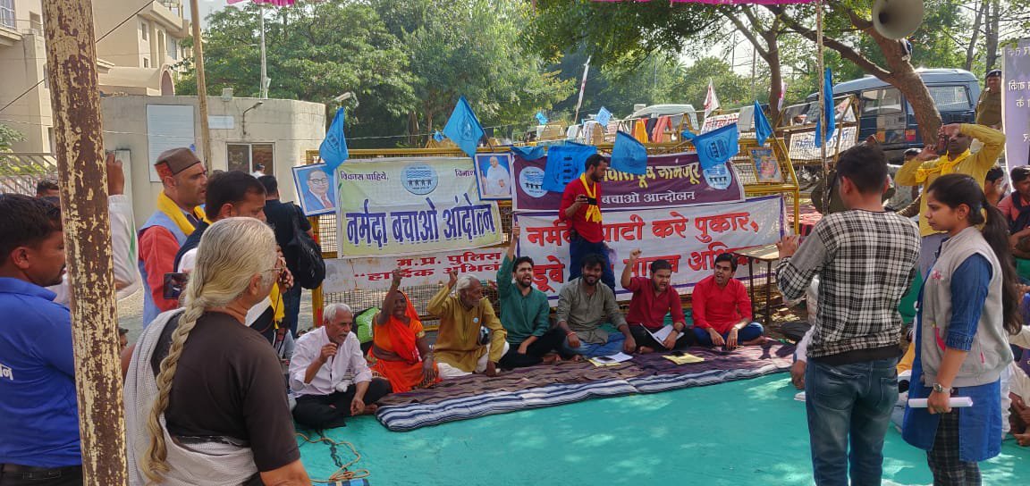 माखनलाल चतुर्वेदी विश्वविद्यालय के विद्यार्थीयों ने जारी नर्मदा आंदोलन के धरना सत्याग्रह को दिया समर्थन | New India Times