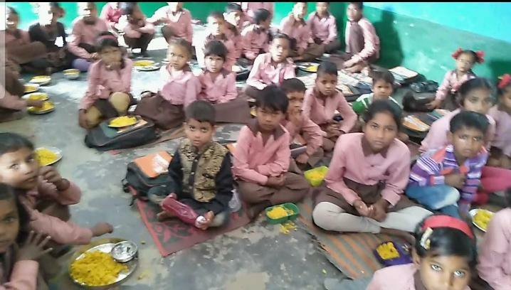 मानकों की धज्जियां उड़ा कर बच्चों को परोसा जा रहा है घटिया भोजन | New India Times