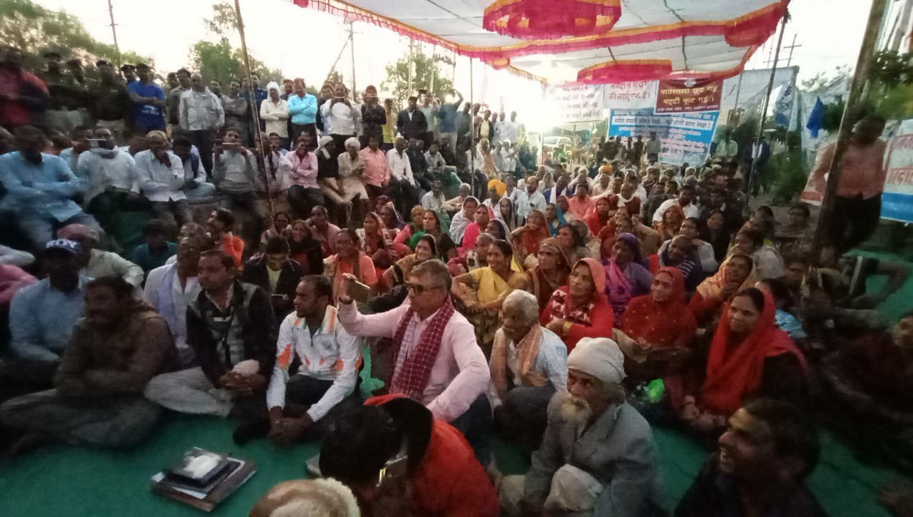 माखनलाल चतुर्वेदी विश्वविद्यालय के विद्यार्थीयों ने जारी नर्मदा आंदोलन के धरना सत्याग्रह को दिया समर्थन | New India Times