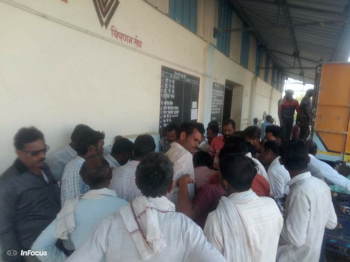 चोरी छिपे किसानों को महंगे दामों पर बेचा जा रहा है यूरिया, तहसीलदार ने एसएडीओं के साथ की दुकानों के स्टॉक की जांच | New India Times