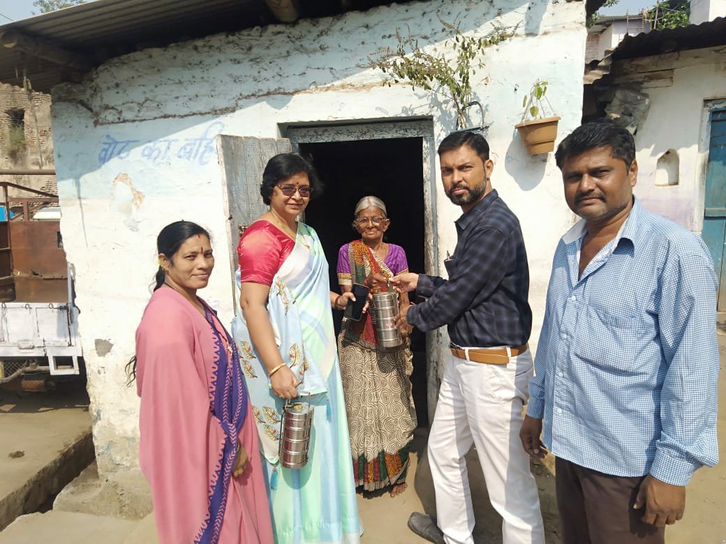 शिक्षा संचालकों ने रोटी बैंक के अंतर्गत निःशुल्क भोजन वितरण में दी सेवाएं | New India Times