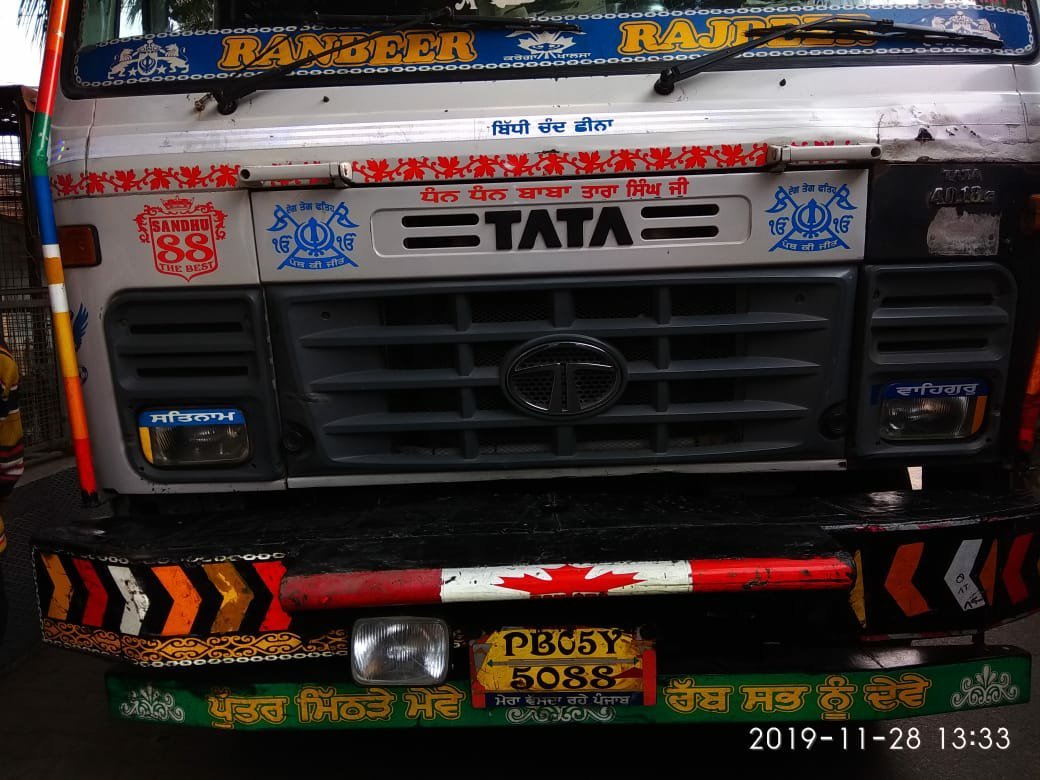 अनियंत्रित ट्रक ने मोटरसाइकिल को मारी टक्कर, 21 वर्षीय युवती की मौत | New India Times