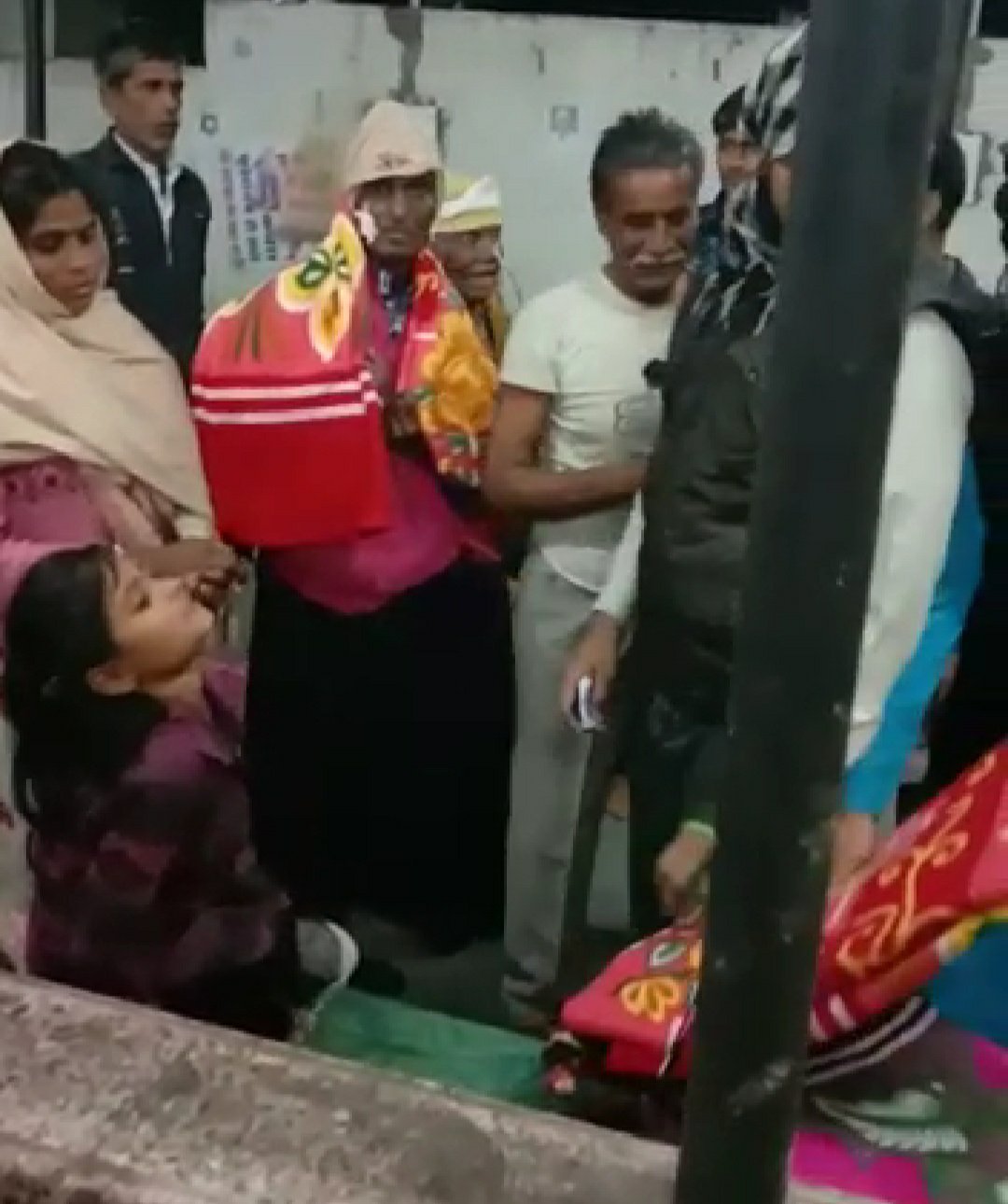 भोपाल की अल-मकतबतुल आलिया लायब्रेरी की टीम ने ठंड के मौसम को देखते हुऐ गरीबों में बांटे कम्बल | New India Times