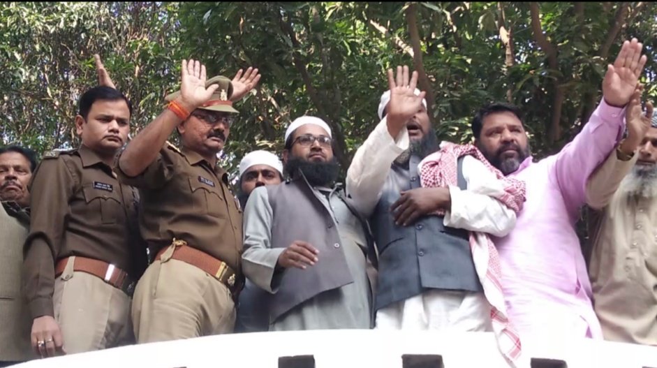 मुस्लिम धर्मगुरु (मौलाना) को तालिबानी और पाकिस्तानी कह कर दुर्व्यवहार करने का पुलिस पर लगा आरोप, दोषी पुलिस कर्मी के माफी मांगने पर हुआ मामला रफा-दफा | New India Times