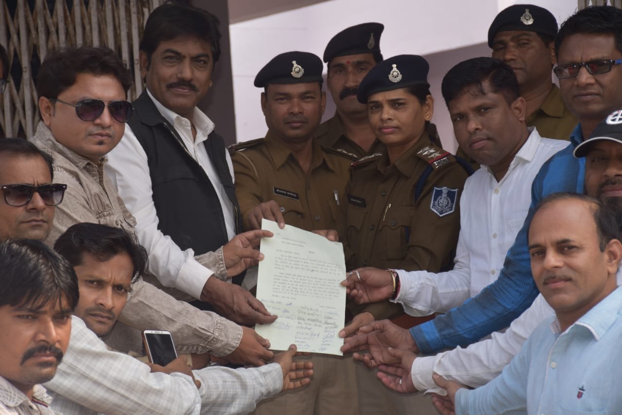 प्रेस पर हमला: महामहिम राज्यपाल के नाम पत्रकारों ने सौंपा ज्ञापन | New India Times