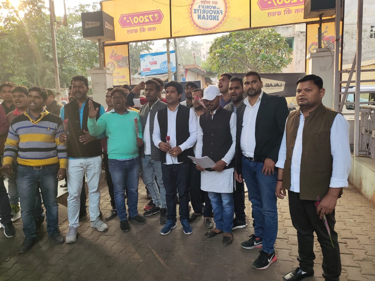 पूर्व राज्य सभा सांसद राहुल बजाज के प्रतिष्ठान पर युवाओं ने भेंट किया फूल, पूर्व राज्य सभा सांसद के नाम ज्ञापन सौंप कर हर क़दम पर साथ रहने का किया वादा | New India Times