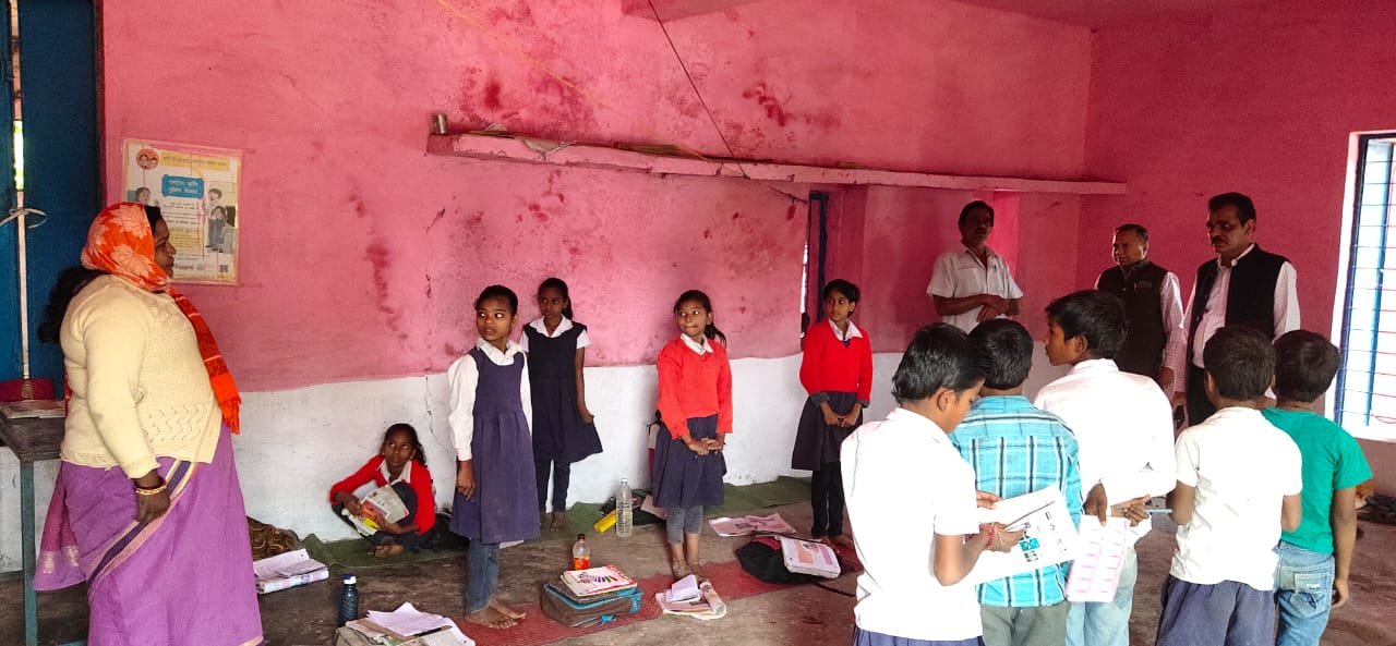 अनुविभागीय अधिकारी राजस्व देवरी ने की शासकीय प्राथमिक विद्यालय की अभ्यास पुस्तिकाओं की जांच | New India Times