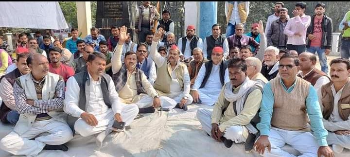 उन्नाव की बेटी की मौत को लेकर सपा नेता बैठे धरने पर | New India Times