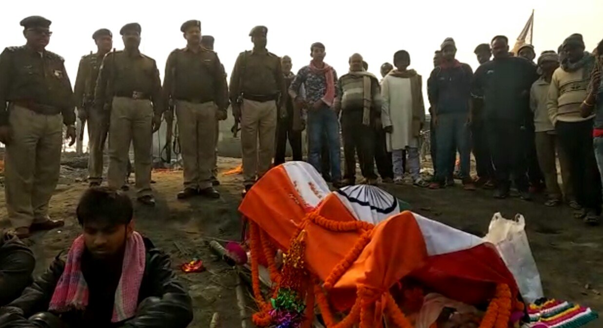 सीआरपीएफ जवान अजय सिंह को दी गई अंतिम विदाई | New India Times