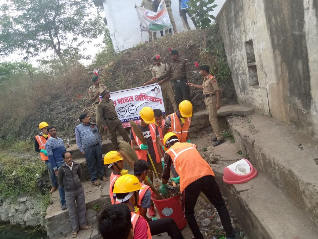 शासकीय नेहरू कॉलेज के एनसीसी कैडेट्स द्वारा चलाया गया क्लीनिंग वाॅटर वाड़ी अभियान | New India Times