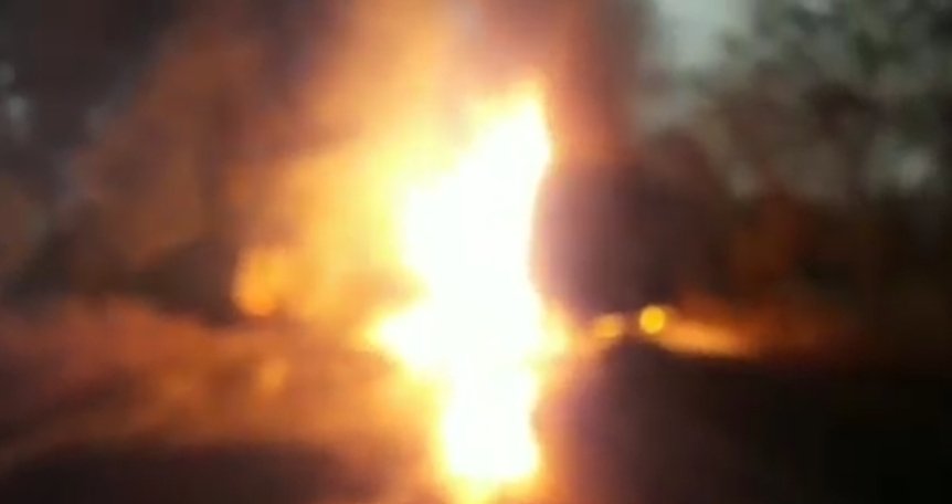 टमाटर भरने वाली खाली कैरेटों से भरे ट्रक में लगी आग, देखते ही देखते धु-धु कर जलकर राख हुआ ट्रक | New India Times