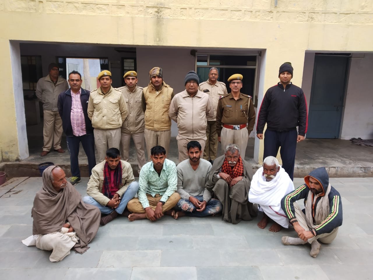 धौलपुर पुलिस ने चंबल की बीहड़ों से 9 स्थाई वारंटियों को किया गिरफ्तार | New India Times