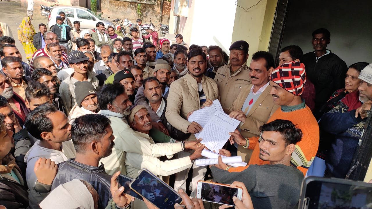 नगर पालिका अध्यक्ष सहित सैकड़ों लोगों ने जुलूस निकाल विरोध प्रदर्शन कर सौंपा ज्ञापन, मंत्री हर्ष यादव ने तुरन्त जनता की मांग को किया पूरा, देवरी नगरपालिका सीएमओ का हुआ नियुक्ति आदेश जारी | New India Times