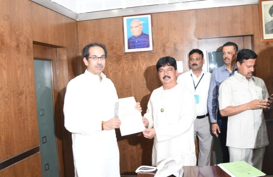 सीएबी और एनआरसी को लेकर धुले नगर के एमआईएम विधायक डॉ फारूक शाह ने मुख्यमंत्री उद्धव ठाकरे को सौंपा ज्ञापन | New India Times