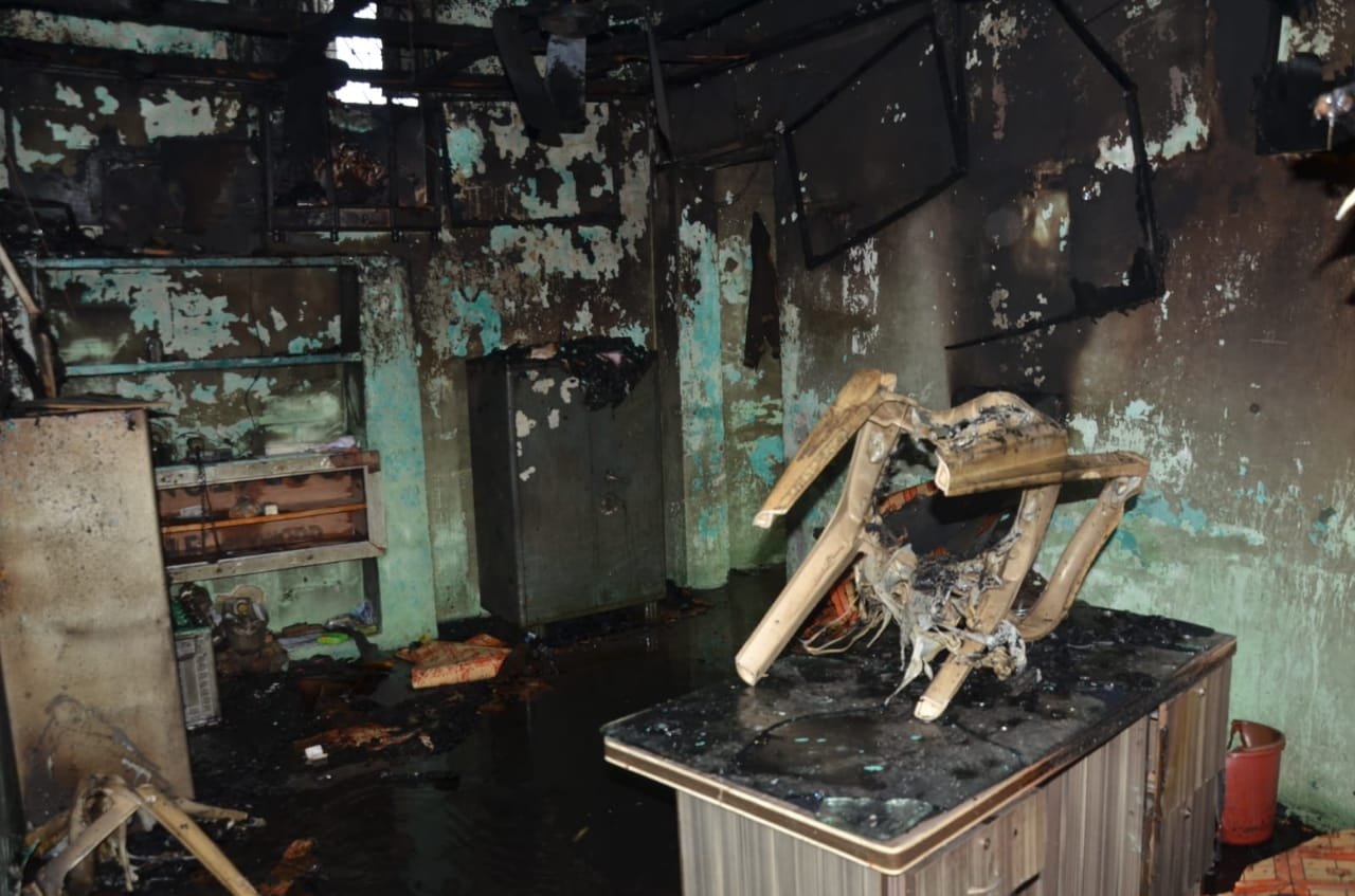 जलगांव जिला के शेंदुर्नी आउट पोस्ट पुलिस थाने में घुसकर एक सनकी युवक ने सरकारी रिकार्ड में लगाई आग | New India Times