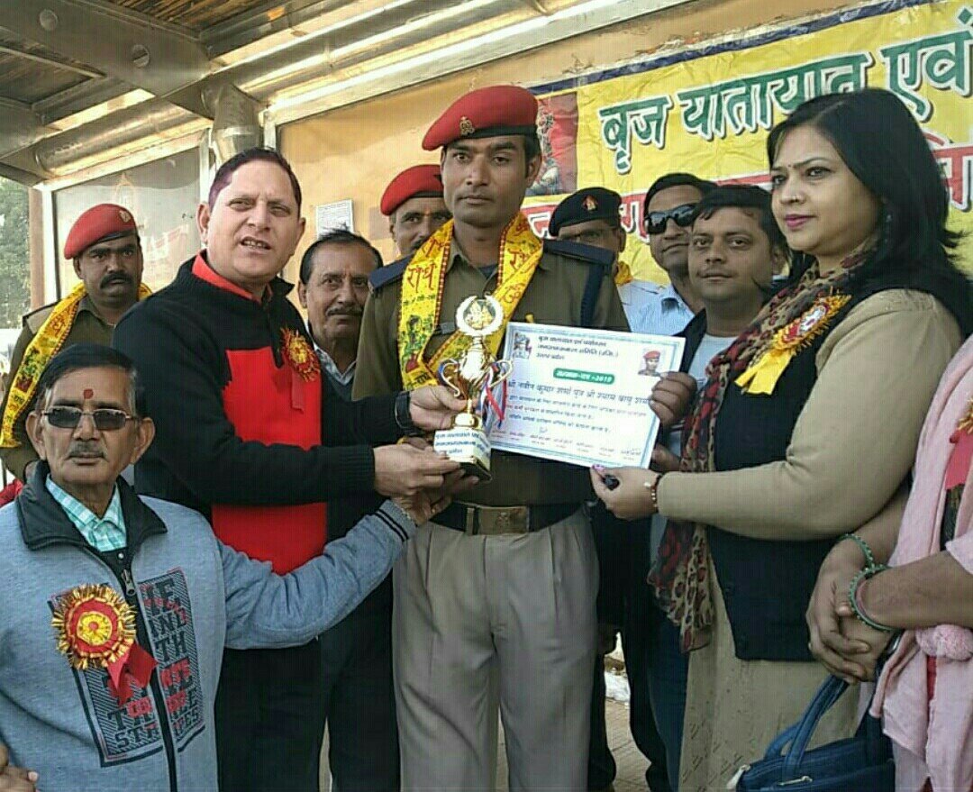 ब्रज यातायात एवं पर्यावरण जन जागरूकता समिति ने किया यातायात पुलिस कर्मियों का सम्मान, नवीन कुमार शर्मा को मिला बेस्ट यातायात पुलिस कर्मी- 2019 का सम्मान | New India Times
